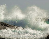 浪花一阵接一阵地涌了过来：海边的壮观景象