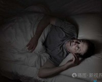 男子深夜睡不着想看点东西：有何选择