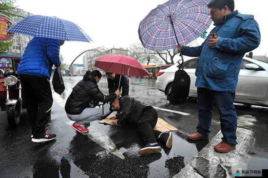 老人在船上弄雨的故事